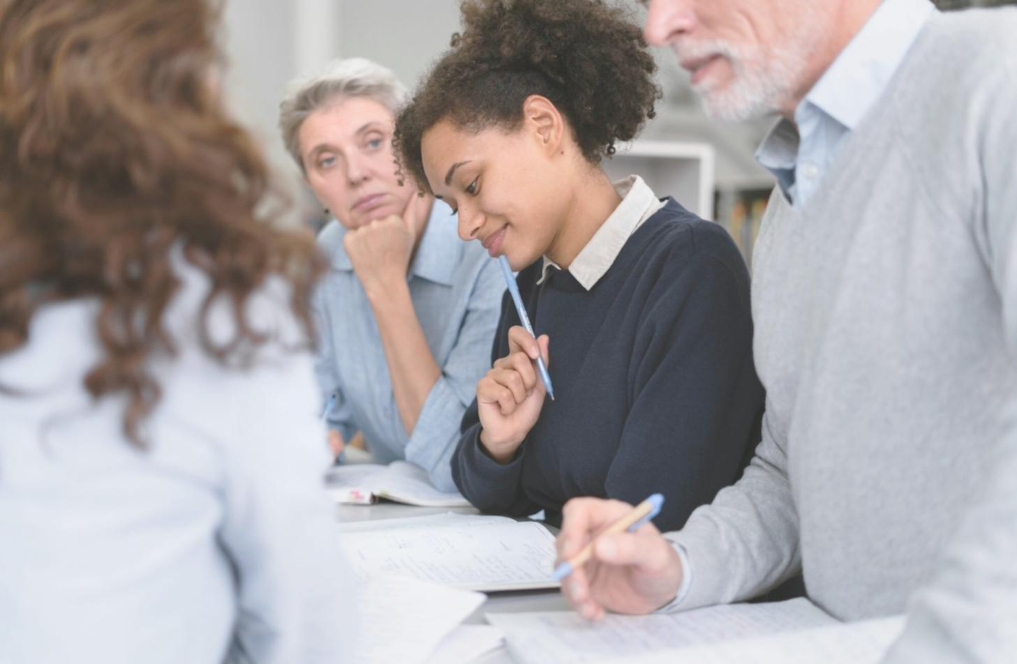 Espace de travail collaboratif chez parionvextila avec équipements de développement moderne